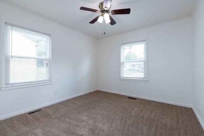 Building Photo - 2 Bed / 1 Bath in Tulsa! Ready Mid May!