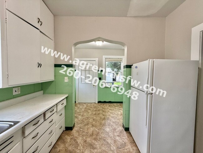 Building Photo - 4 Bedroom House- (Section 8 OK!)