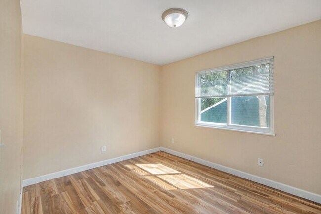 Building Photo - 2-Bed/1-Bath Town House, 850 sq. ft. - Ask...