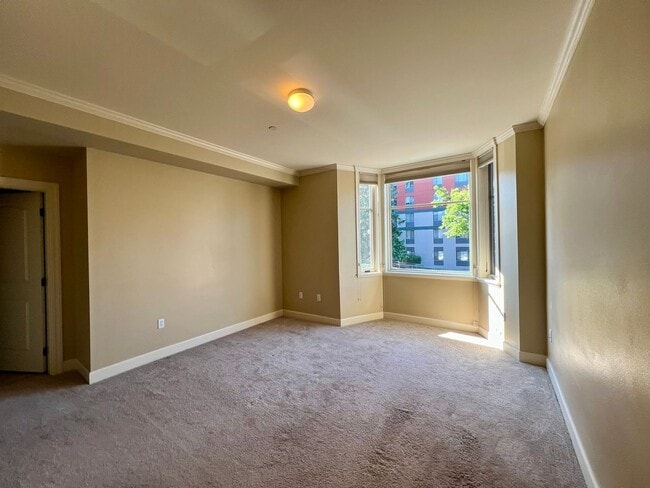 Building Photo - Spacious 2 Bedroom Condo in Fairhaven!