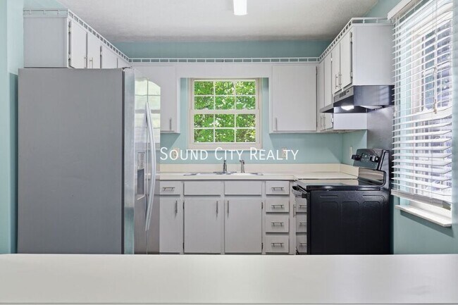Building Photo - 7016 Bonnalake Dr