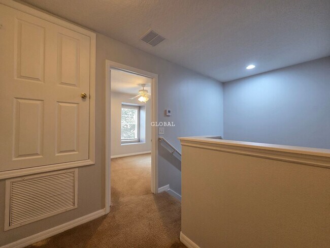 Building Photo - Three Bedroom unfurnished town house (Kiss...