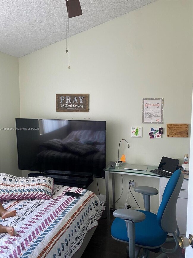 Building Photo - 6245 SW Kendale Lakes Cir