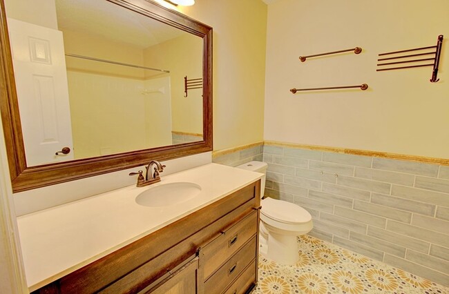 Building Photo - 809 Barrington Dr