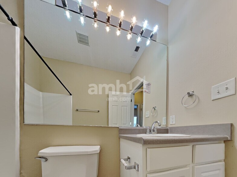Building Photo - 9735 Thomas Ln