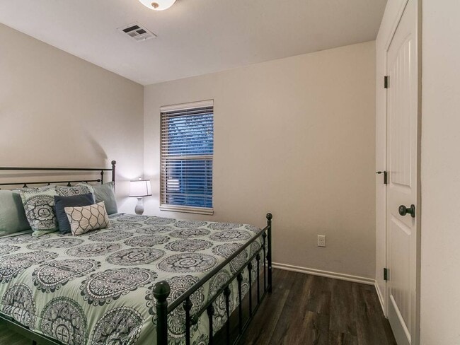 Building Photo - Modern 3BR/2BA Duplex | All Utilities Included | Downtown Edmond