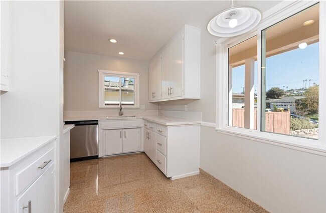 Building Photo - 535 Camino de Encanto