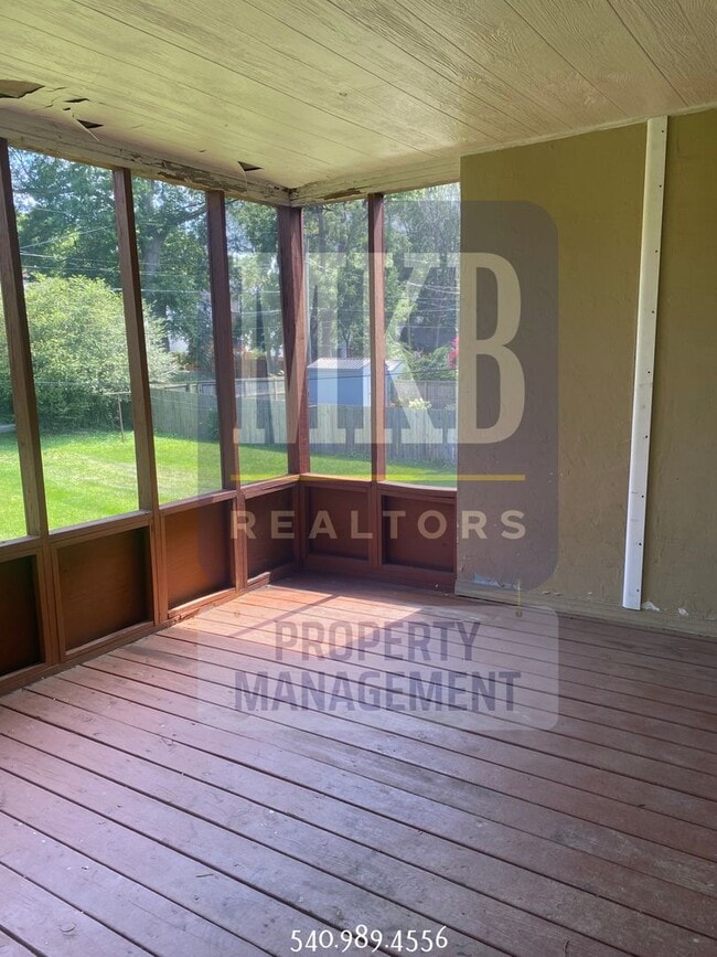 Building Photo - 2 Bedroom 1 Bath Duplex in Grandin/Raleigh...