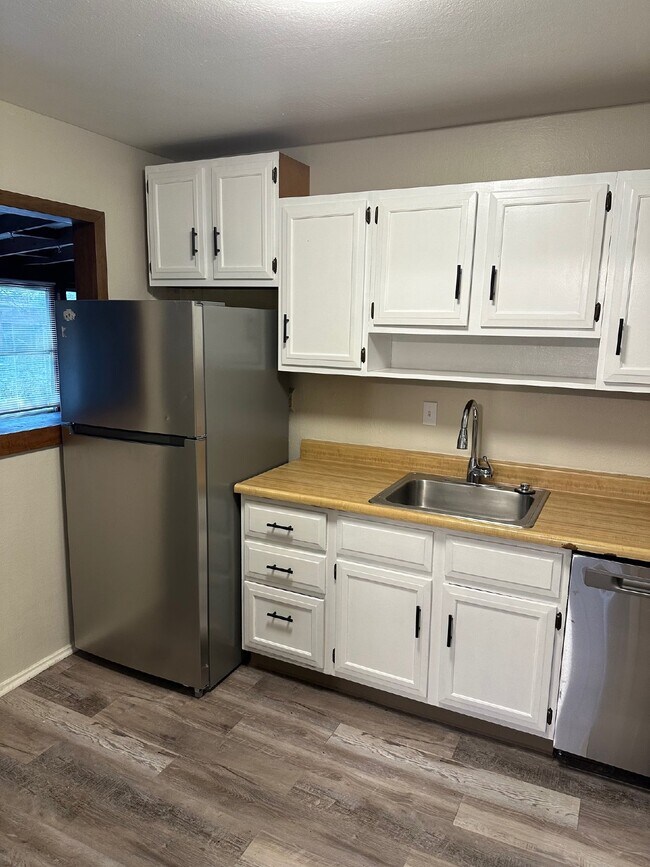 Building Photo - "Charming 3-Bed, 2-Bath Haven in Aurora – Your Cozy Retreat Awaits!"