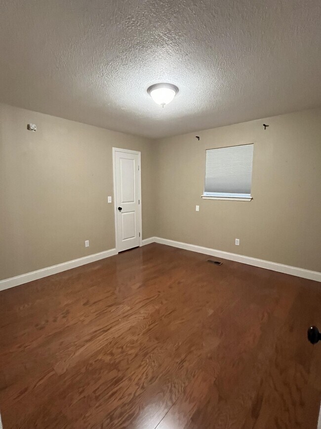 Building Photo - 1304 Pine Oak Dr