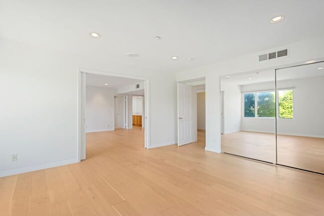 Building Photo - Modern 5-Bedroom Home with Spectacular Vie...