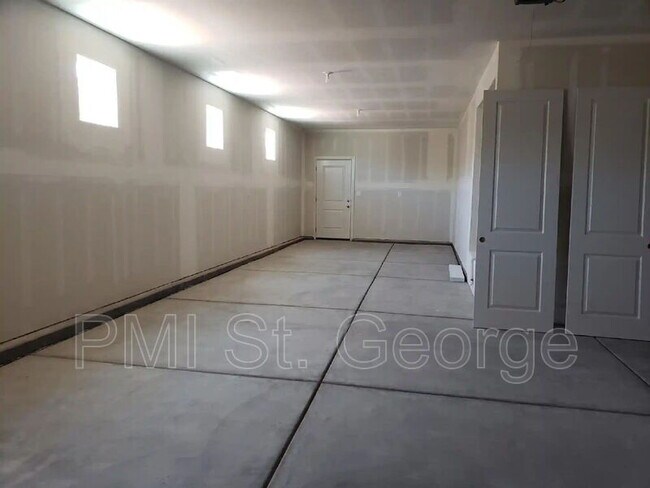 Building Photo - 3226 E 2390 S