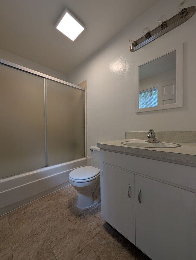 Building Photo - Great 2-Bedroom, 1.5 Bath Duplex in East Eugene!