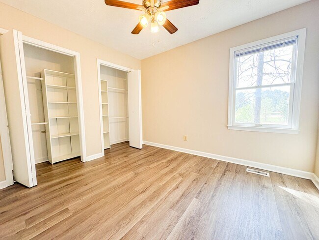 Building Photo - 3 Bedroom 2 Bathroom Home- Small Pets Okay