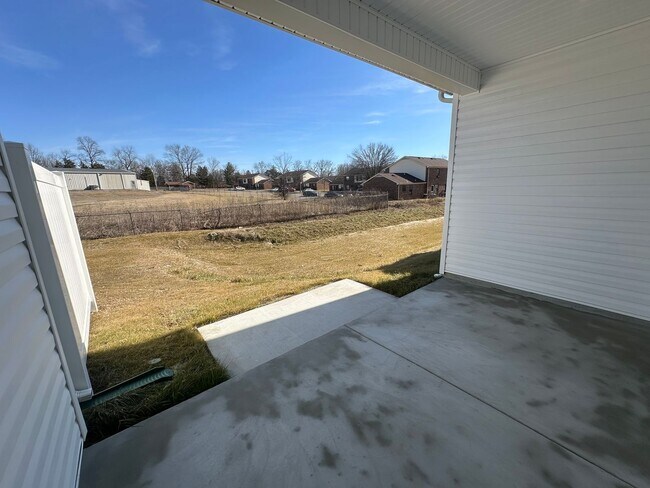 Building Photo - 4 Bed 3 Bath Townhome Near The Heart Of Shelbyville