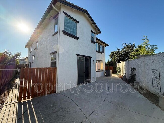 Building Photo - 16615 English Country Trail