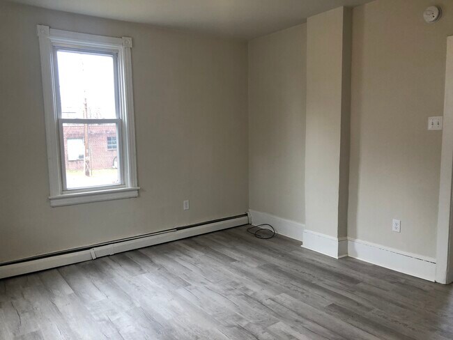 Building Photo - 705 Beech St