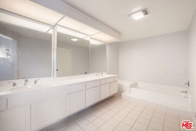 Building Photo - 1559 Palisades Dr