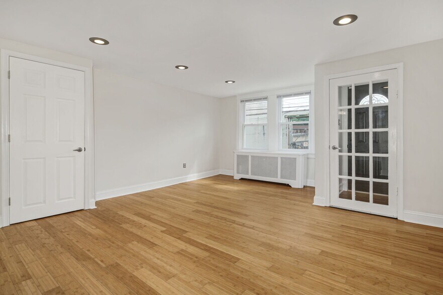 Living room - 4161 Apple St