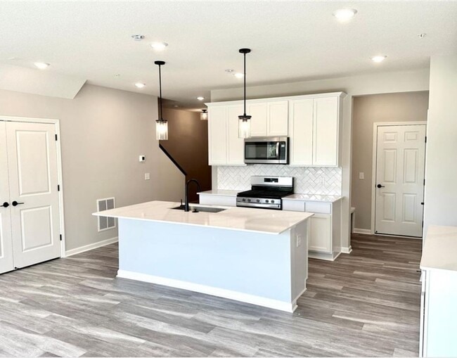 Building Photo - Sparkling 3bed 3bath in Eagan!