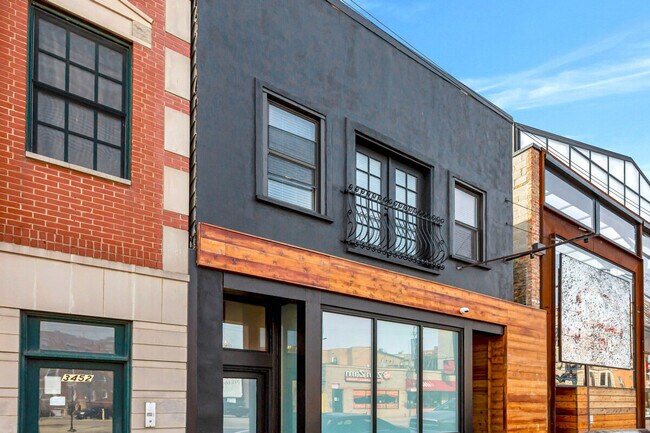 Building Photo - 3448 N Clark St