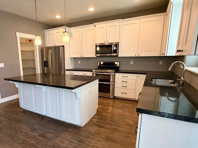 Building Photo - PRIMARY SUITE ON MAIN in a Beautiful Herriman House