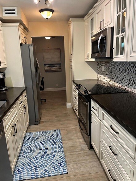 Building Photo - 95 N Birch Rd