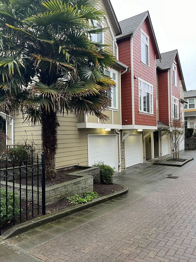 Building Photo - Ravenna Townhome