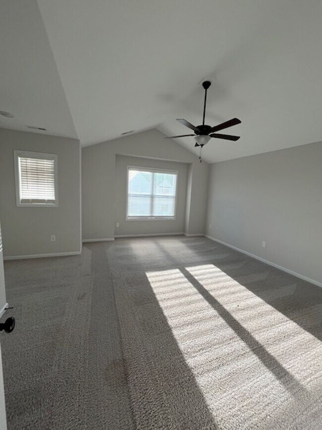 Building Photo - Stunning townhouse located in the heart of Winnabow!