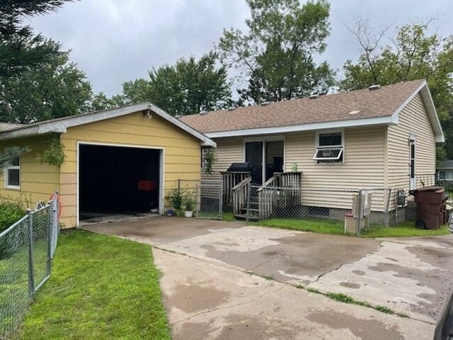 Building Photo - 3 BR, 1 bath, fenced in back yard
