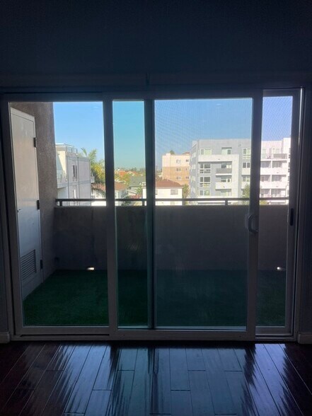 Balcony - 1029 S Hobart Blvd