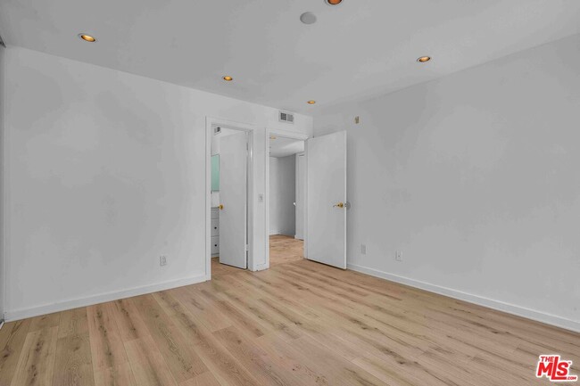 Building Photo - 15 63rd Ave