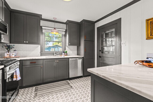 Building Photo - 107 Acadian Dr