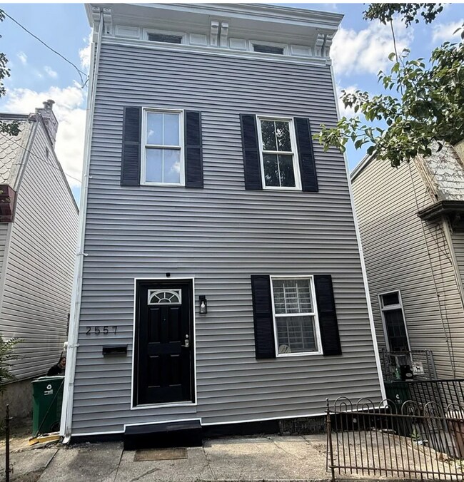 Building Photo - Spacious 5-Bed Home Near UC with In-Unit Laundry
