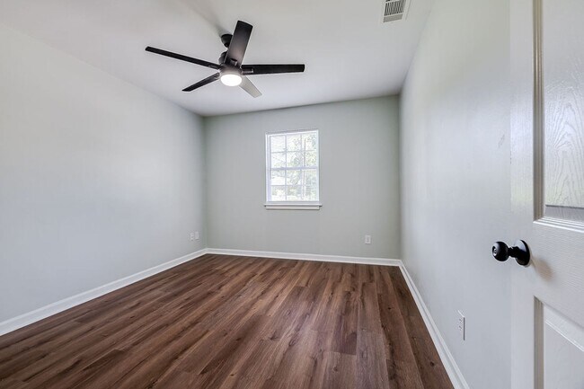 Building Photo - Completely Renovated 2BR Duplex with Granite Counters & Stainless Appliances