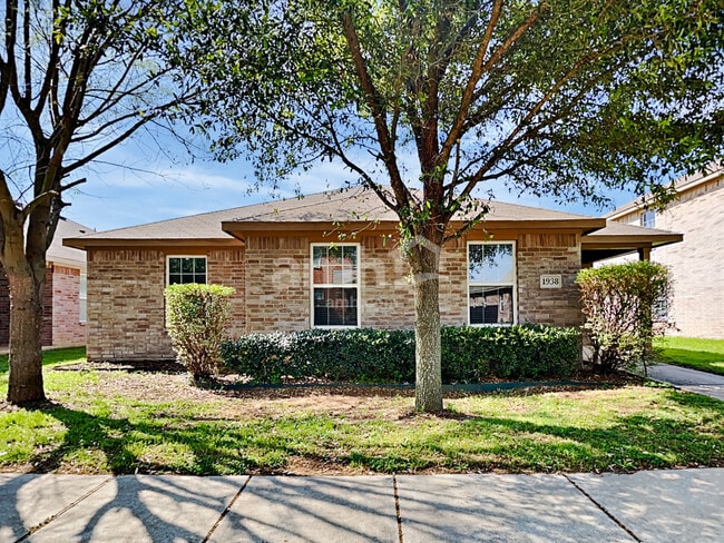 Building Photo - 1938 Cross Oaks Dr