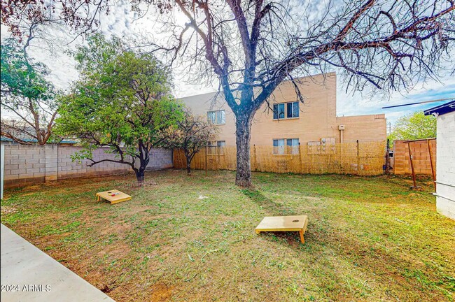 Building Photo - 707 E University Dr