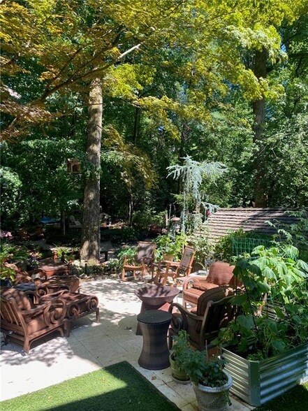 Building Photo - 1891 Ardmore Rd NW