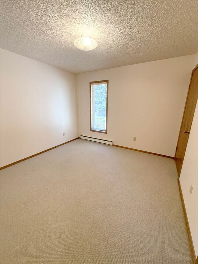 Building Photo - Private and Quiet Six Bedroom Home on 1 Acre, Southside Bozeman