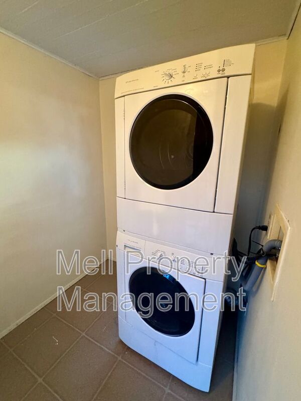 Building Photo - 1514 Summit Dr