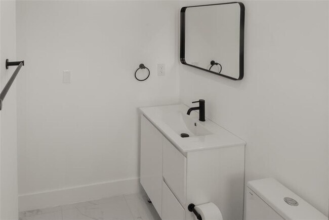 Building Photo - 2724 SW 34th Ct