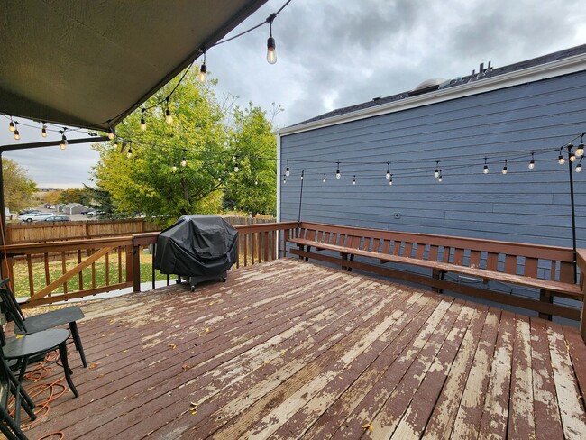 Building Photo - Stunning 3 Bed 1 Bath Unit With Deck!