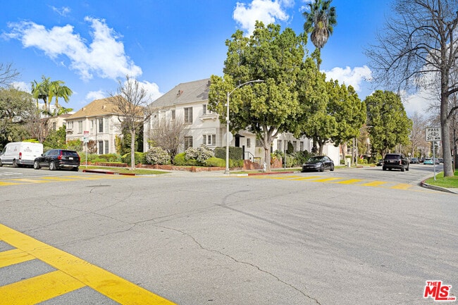 Building Photo - 158 S Elm Dr