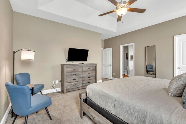 Building Photo - Charming 3-Bedroom Furnished Haven with Co...