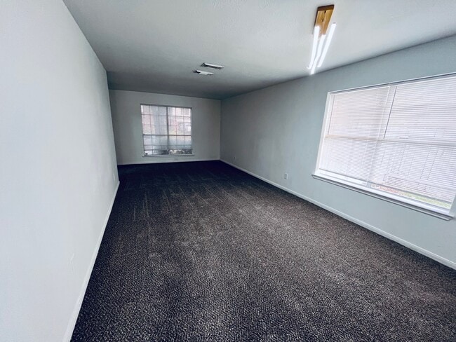 Building Photo - 2206 Laurel Oak Dr