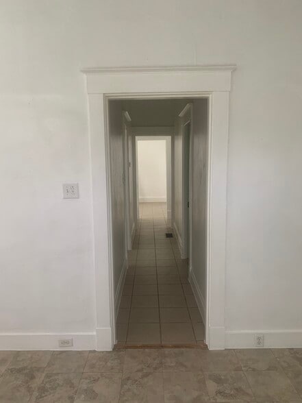 Hallway looking back into 1st bedroom - 911 Putnam St