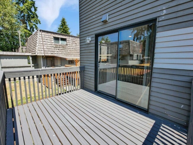 Building Photo - Rare Edmonds duplex now available! This side-by-side townhome-style unit features 2 bedrooms, 1.5...