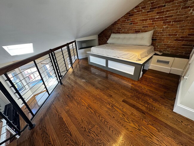 Building Photo - 1 bed 1.5 bath with roof deck, no undergrads, central air, W/D in unit