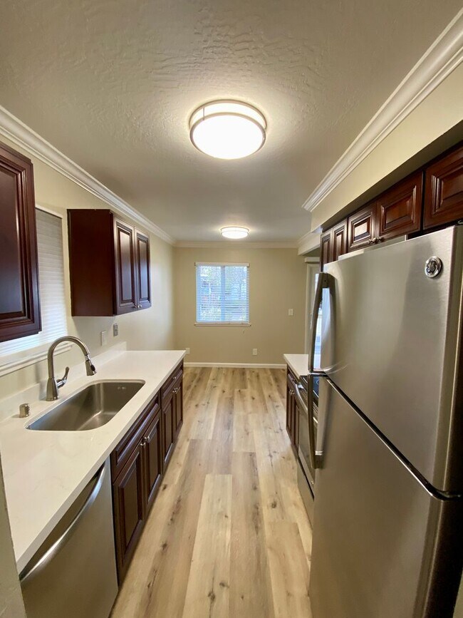 Building Photo - Gorgeous Top Floor Condo Located in Walnut Creek with Inside Laundry and Close to BART is Availab...