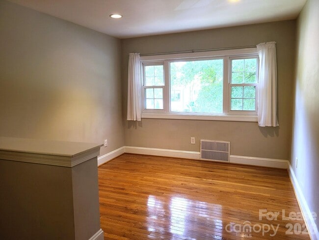 Building Photo - 4229 Hiddenbrook Dr